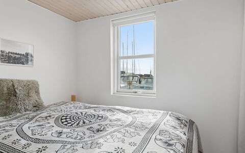 Ljubinka - 5M from the Sea: Væg, Træ, Soveværelse, Loft, Indretning, Etage, Gulvbelægning, Sengetøj, Seng, Sengetøj