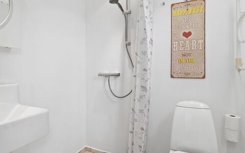 Ljubinka - 5M from the Sea: Badeværelse, Sanitærarmatur, Væg, Gulvbelægning, Indretning, Etage, Toilet, Toiletbræt, Vvs, Værelse