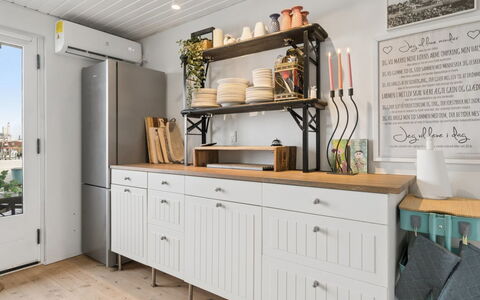 Ljubinka - 5M from the Sea: Køkken, Møbel, Cabinetry, Træ, Indretning, Countertop, Køkken Apparat, Gulvbelægning, Skab, Skuffe