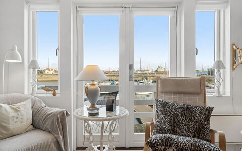 Ljubinka - 5M from the Sea: Møbel, Indretning, Etage, Gulvbelægning, Lejlighed, Bord, Stol, Værelse, Loft, Stue