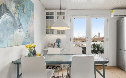 Ljubinka - 5M from the Sea: Møbel, Indretning, Gulvbelægning, Stol, Etage, Bord, Væg, Spisestue, Loft, Træ