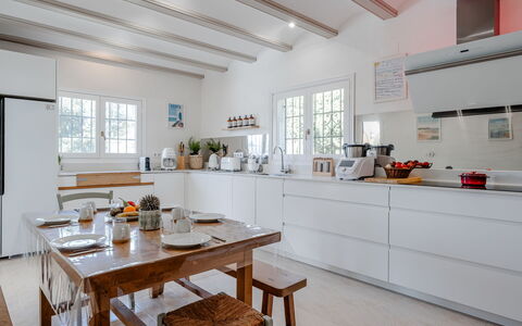 Tika: Møbel, Køkken, Indretning, Countertop, Gulvbelægning, Træ, Loft, Cabinetry, Etage, Hjem