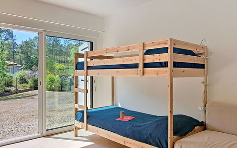 Hibiscus 10: Køjeseng, Træ, Etage, Seng, Soveværelse, Gulvbelægning, Møbel, Bed Frame, Bejdse, Værelse