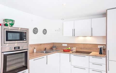 Villa Solhyllan: Køkken, Countertop, Cabinetry, Køkken Apparat, Gulvbelægning, Møbel, Indretning, Større Bandage, Træ, Etage