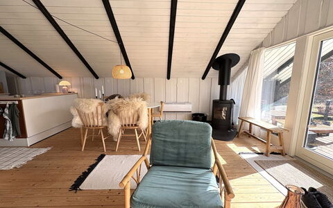 Petkana - 4Km from the Sea: Møbel, Træ, Gulvbelægning, Indretning, Etage, Loft, Trægulve, Belysning, Stol, Hårdttræ