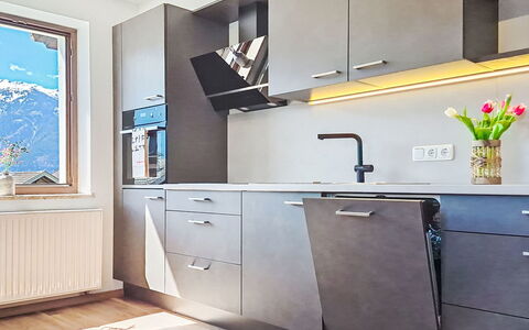 Panoramablick Tauern: Køkken, Køkken Apparat, Countertop, Møbel, Indretning, Gulvbelægning, Cabinetry, Træ, Husholdningsapparat, Større Bandage