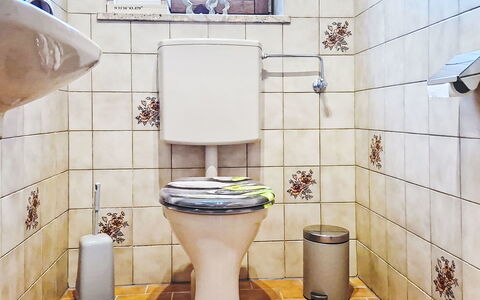 Panoramablick Tauern: Toiletbræt, Toilet, Badeværelse, Sanitærarmatur, Gulvbelægning, Vvs, Indretning, Etage, Flise