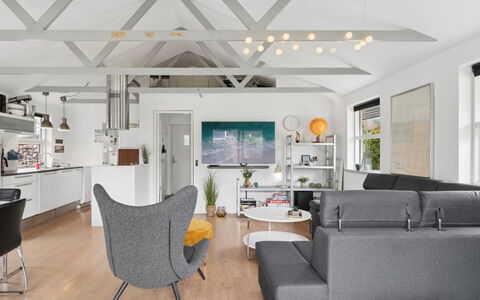 Sida - 1.5Km from the Sea: Møbel, Træ, Indretning, Gulvbelægning, Etage, Stol, Værelse, Loft, Stue, Lejlighed