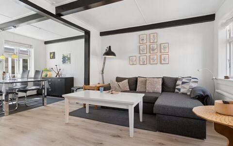 Cedomir - 400M from the Sea: Møbel, Indretning, Gulvbelægning, Couch, Væg, Etage, Træ, Loft, Bord, Stue