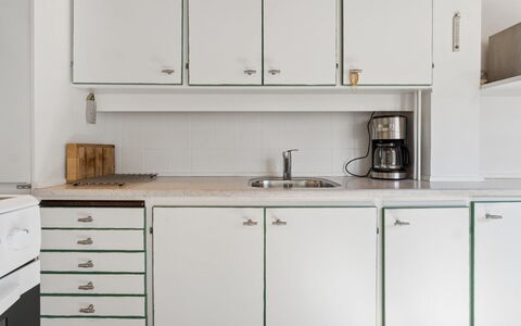 Cedomir - 400M from the Sea: Cabinetry, Gulvbelægning, Køkken, Countertop, Køkkenvask, Indretning, Etage, Køkken Apparat, Skab, Skuffe