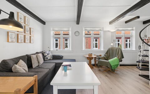 Cedomir - 400M from the Sea: Møbel, Indretning, Gulvbelægning, Couch, Etage, Træ, Loft, Trægulve, Stue, Værelse