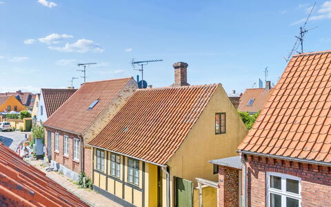 Cedomir - 400M from the Sea: Møbel, Udendørs Møbler, Bordservice, Bord, Drinkware, Stol, Udendørs Bord, Mad, Flaske