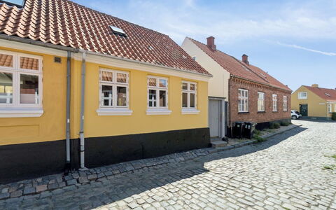 Cedomir - 400M from the Sea: Møbel, Udendørs Møbler, Bordservice, Bord, Drinkware, Stol, Udendørs Bord, Mad, Flaske