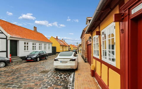 Cedomir - 400M from the Sea: Væg, Vindue, Vejbelægning, Hus, Arkitektur, Facade, Stad, Tag, Dør, Hjem