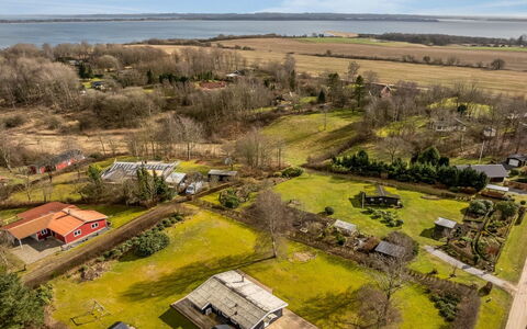 Jytte - 800M to the Fjord: Møbel, Træ, Indretning, Gulvbelægning, Etage, Stol, Værelse, Loft, Stue, Lejlighed