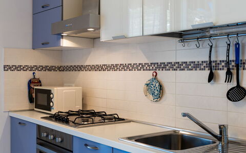 Geranio: Køkken, Større Bandage, Køkken Apparat, Komfur, Countertop, Komfur, Gaskomfur, Gulvbelægning, Cabinetry, Cooktop