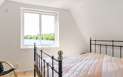 Rönnö: Soveværelse, Træ, Seng, Sengetøj, Indretning, Loft, Sengetøj, Sengetøj, Gulvbelægning, Møbel