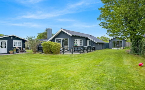 Bo - 250M from the Sea: Sommerhus, Lawn, Estate, Have, Skygge, Gård, Stuehus, Landscaping, Sidespor, Garden Bygninger