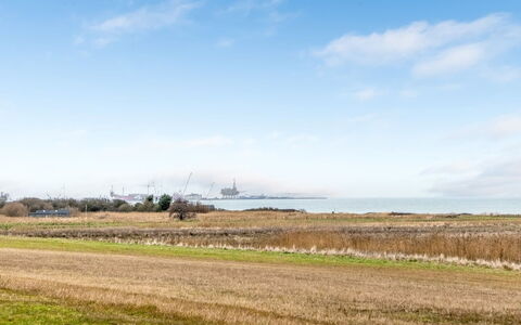 Richard - 400M from the Sea: Møbel, Træ, Indretning, Gulvbelægning, Etage, Stol, Værelse, Loft, Stue, Lejlighed