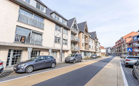 Casa Camille i with Parking: Bygning, Vindue, Kvarter, Boligområde, Stad, Lejlighed, Asfalt, Urban Design, Menneskelig Bosættelse, Blandet Brug