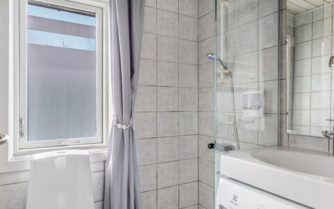 Friderica - 30Km from the Sea: Gulvbelægning, Etage, Sanitærarmatur, Indretning, Badeværelse, Håndvask, Vvs, Loft, Tap, Værelse
