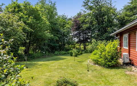 Friderica - 30Km from the Sea: Græs, Træ, Grøn, Have, Busk, Landskab, Lawn, Land Lot, Sommerhus