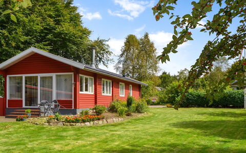 Friderica - 30Km from the Sea: Græs, Busk, Sommerhus, Hus, Tag, Land Lot, Have, Hjem, Bunddække, Lawn