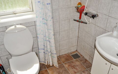 Friderica - 30Km from the Sea: Toiletbræt, Badeværelse, Toilet, Sanitærarmatur, Gulvbelægning, Etage, Badeværelsesvask, Indretning, Håndvask, Vvs