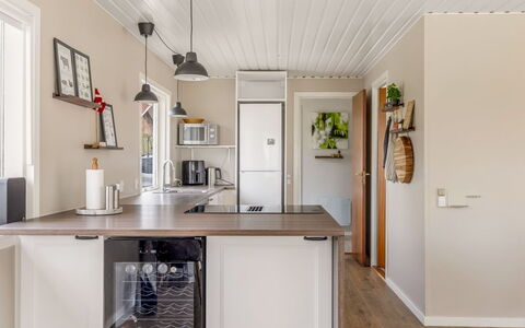 Friderica - 30Km from the Sea: Countertop, Møbel, Køkken, Indretning, Køkken Apparat, Gulvbelægning, Træ, Cabinetry, Loft, Større Bandage
