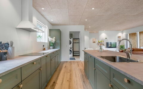 Helina - 250M to the Fjord: Gulvbelægning, Køkken, Træ, Loft, Countertop, Indretning, Etage, Køkken Apparat, Cabinetry, Større Bandage