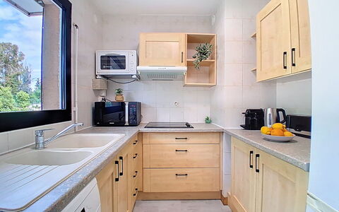 Le Maresol: Køkken, Køkken Apparat, Countertop, Større Bandage, Køkkenvask, Cabinetry, Håndvask, Træ, Sanitærarmatur, Husholdningsapparat