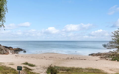 Maksimilian - 300M from the Sea: Møbel, Udendørs Møbler, Bordservice, Bord, Drinkware, Stol, Udendørs Bord, Mad, Flaske