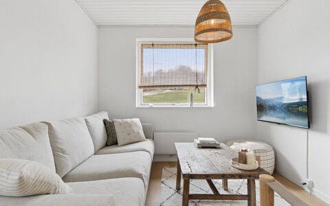 Maksimilian - 300M from the Sea: Væg, Indretning, Træ, Couch, Gulvbelægning, Loft, Etage, Møbel, Stue, Hjem