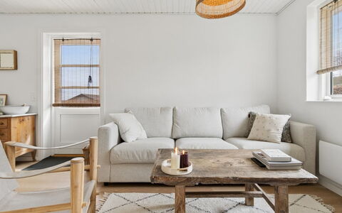 Maksimilian - 300M from the Sea: Møbel, Træ, Gulvbelægning, Indretning, Etage, Couch, Stue, Bord, Hjem, Værelse