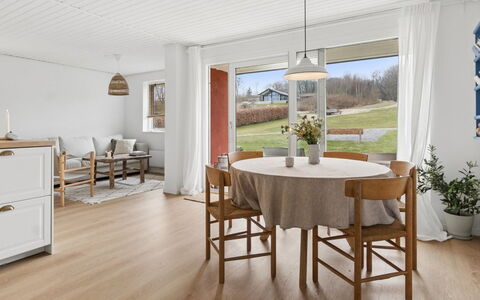 Maksimilian - 300M from the Sea: Møbel, Gulvbelægning, Indretning, Etage, Trægulve, Træ, Køkken & Spisebord, Loft, Bord, Spisestue