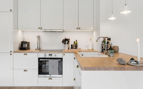 Maksimilian - 300M from the Sea: Køkken, Countertop, Køkken Apparat, Cabinetry, Træ, Møbel, Gulvbelægning, Større Bandage, Indretning, Lysarmatur