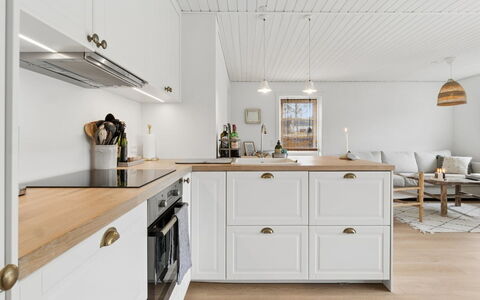 Maksimilian - 300M from the Sea: Gulvbelægning, Indretning, Cabinetry, Countertop, Hjem, Etage, Køkken, Lysarmatur, Skuffe, Tap