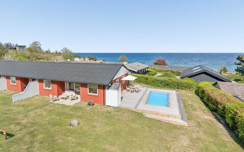 Maksimilian - 300M from the Sea: Møbel, Udendørs Møbler, Bordservice, Bord, Drinkware, Stol, Udendørs Bord, Mad, Flaske