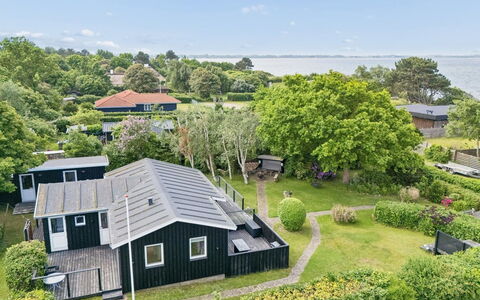 Marillia - 75M from the Sea: Boligområde, Hus, Hjem, Landskab, Tag, Estate, Sommerhus, Landscaping, Forstad, Lawn