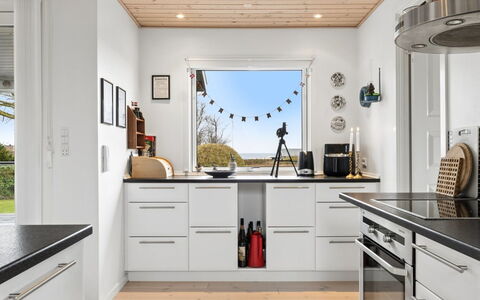 Marillia - 75M from the Sea: Køkken, Køkken Apparat, Countertop, Gulvbelægning, Cabinetry, Større Bandage, Indretning, Møbel, Træ, Husholdningsapparat