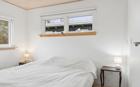 Marillia - 75M from the Sea: Træ, Soveværelse, Indretning, Seng, Loft, Gulvbelægning, Etage, Sengetøj, Sengetøj, Sengetøj