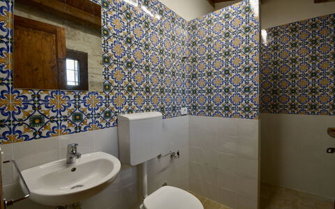 Villa Palmento: Gulvbelægning, Badeværelse, Etage, Flise, Sanitærarmatur, Indretning, Mosaic, Toiletbræt, Vvs, Toilet