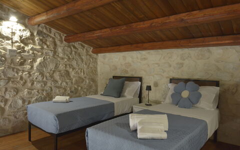 Villa Palmento: Væg, Møbel, Indretning, Soveværelse, Etage, Gulvbelægning, Seng, Loft, Værelse, Bed Frame