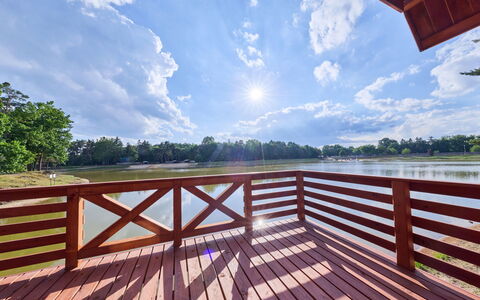 Hradec Kralove 4: Vand, Sky, Bank, Sø, Hårdttræ, Dæk, Bro, Boardwalk, Planke, Reservoir