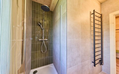 Hradec Kralove 4: Gulvbelægning, Etage, Træ, Loft, Indretning, Sanitærarmatur, Badeværelse, Vvs, Værelse, Flise