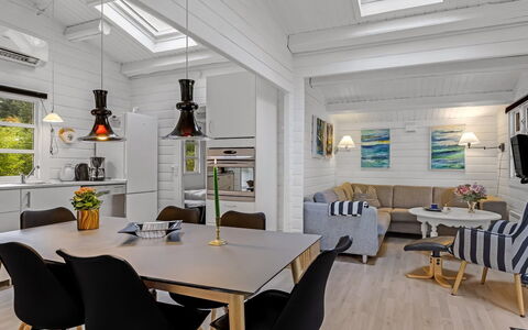 Jalina - 30Km from the Sea: Møbel, Indretning, Gulvbelægning, Træ, Loft, Etage, Trægulve, Hjem, Belysning, Stue