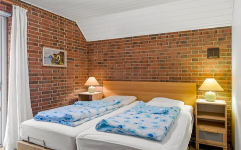 Ullamaj - 700M from the Sea: Soveværelse, Seng, Sengetøj, Sengetøj, Møbel, Bed Frame, Indretning, Sengetøj, Pude, Mursten