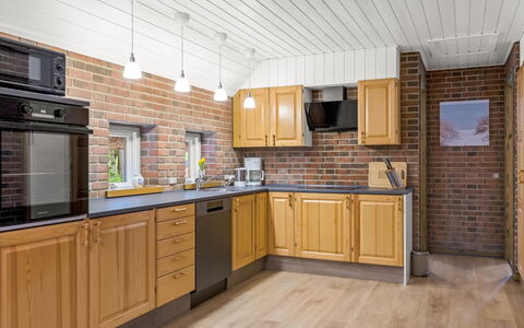 Ullamaj - 700M from the Sea: Gulvbelægning, Træ, Køkken, Indretning, Møbel, Countertop, Cabinetry, Loft, Etage, Skab