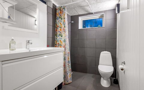 Niels - 1.3Km from the Sea: Gulvbelægning, Sanitærarmatur, Etage, Indretning, Håndvask, Vvs, Badeværelsesskab, Toilet, Flise, Badeværelse