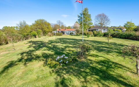 Niels - 1.3Km from the Sea: Himmel, Blå, Daytime, Landskab, Almindeligt, Land Lot, Lawn, Have, Landscaping, Eng